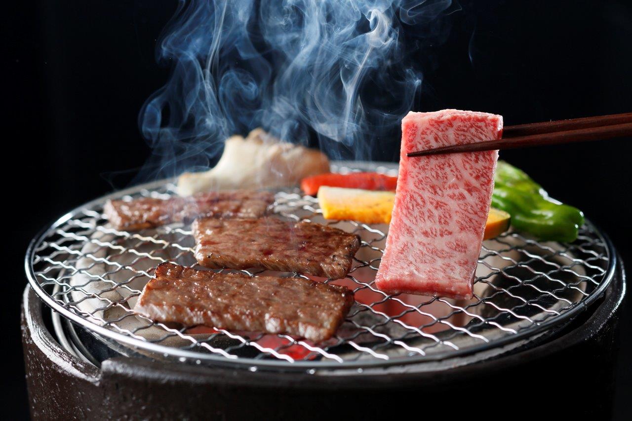 炭火で肉を焼いている