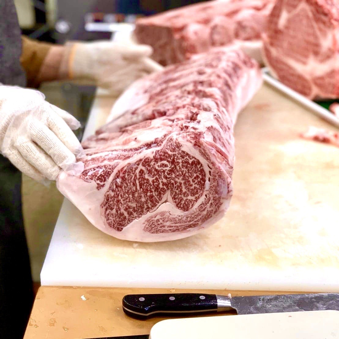 炭火で肉を焼いている