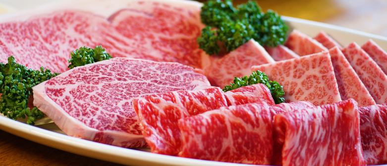 カットされ、皿に盛られたサシの入った牛肉